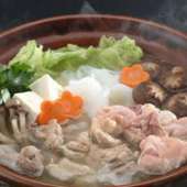 地鶏の水炊き鍋をメインに、前菜から甘味まで充実したお料理内容となっております。
