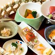 花籠に盛られたお料理は、華やかの一言。目でも味でもお楽しみ頂ける、義えい自慢のお食事です。 
小鉢、口取り、煮物、刺身、焼き物、茶碗蒸し、お食事付き。
お電話もしくは公式LINEにてご予約下さい。