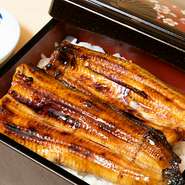 愛知県一色産うなぎ使用。 義えい特製のうなだれで、丁寧に焼上げました。 口取り、茶碗蒸し、肝吸い付き。
数が限りがありますので、お電話、公式LINEにてご予約下さい。