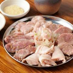 『ホルモン闇盛り』は特製にんにく醤油との相性も抜群