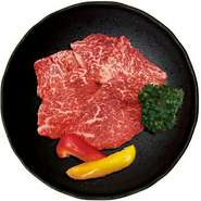 上質なA5黒毛和牛のしっとりとした赤身肉。ほどよい脂とジューシーなお肉が口の中でとろけます。