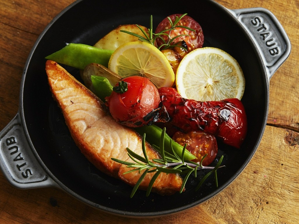 季節の野菜と共にお楽しみ頂けるサーモンステーキグリル