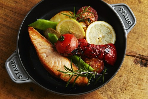 季節の野菜と共にお楽しみ頂けるサーモンステーキグリル