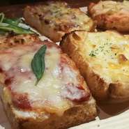 お一人様食べきりサイズのＰｉｚｚａです。
種類：マルゲリータ/ジャガイモと明太子/クワトロフォルマッジ/九条ネギとてりやきチキンなど