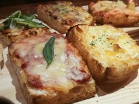 お一人様食べきりサイズのＰｉｚｚａです。
種類：マルゲリータ/ジャガイモと明太子/クワトロフォルマッジ/九条ネギとてりやきチキンなど