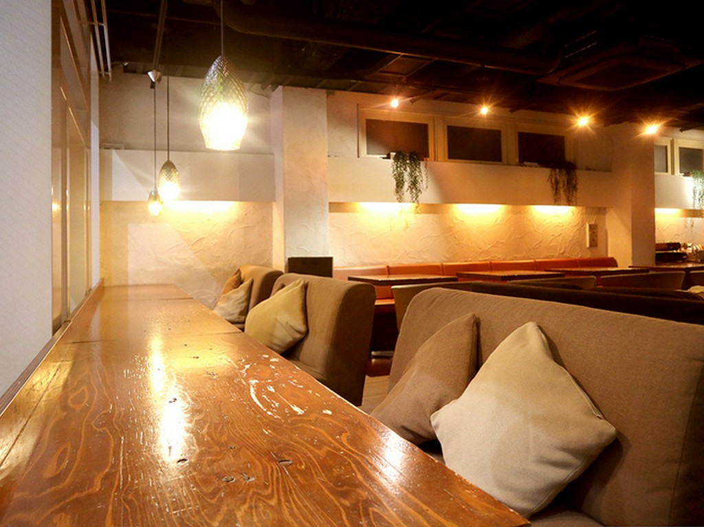 窓側の2名席はカップルにもおすすめ