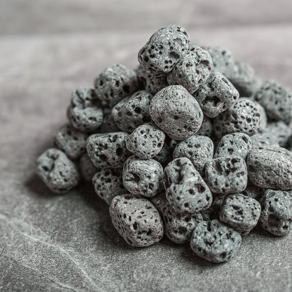 肉のうま味を閉じ込める溶岩焼肉