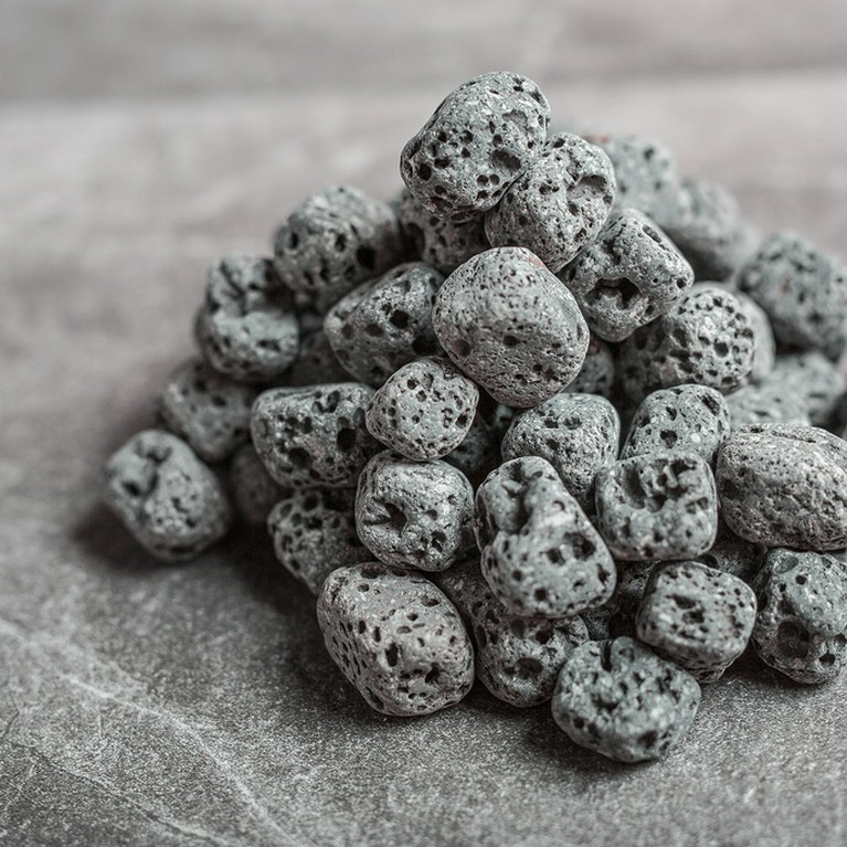 肉のうま味を閉じ込める溶岩焼肉