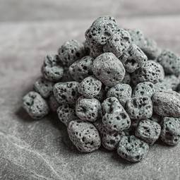 肉のうま味を閉じ込める溶岩焼肉