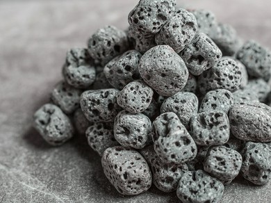 肉のうま味を閉じ込める溶岩焼肉