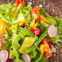 農家直送の野菜サラダ