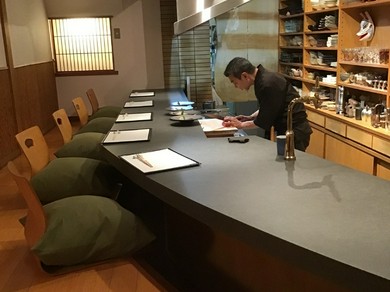 カウンター席は一人飲みにも◎