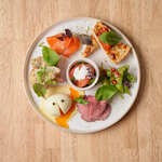 まずはこれから！
2名様から3名様で一皿をお勧めしています。
少しずつたくさんの前菜を楽しみたい方におすすめしております！