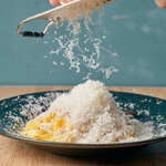 ダブルのチーズを山盛り！
レッドチェダー、バルジャミーノの削りたてチーズが複雑に絡み合う！
幅広フィットチーネでどうぞ！
