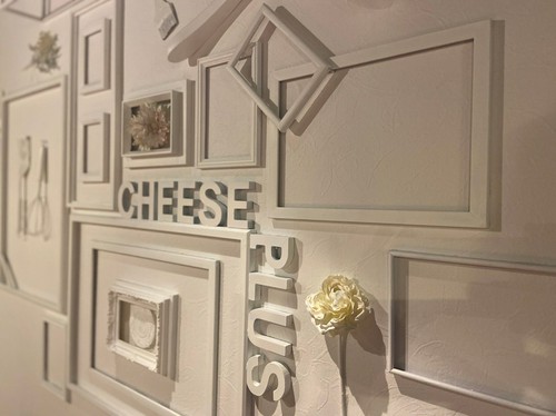 白と青を基調としたポップでスタイリッシュな店内