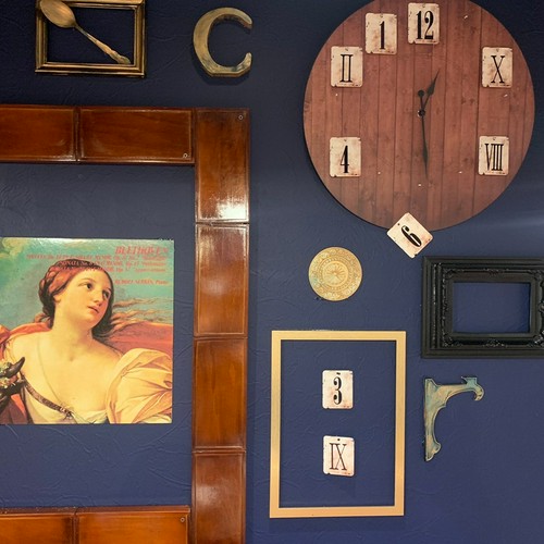 白と青を基調としたポップでスタイリッシュな店内