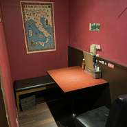 奥にひっそり2名様のテーブル席