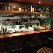 お酒を飲みながらシェフとの会話も楽しめるカウンター席