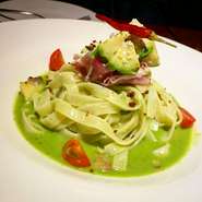 自家製バジルソースで味付けしたパスタにイタリアンプロシュートとアボカドをトッピングしています。