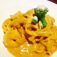 自家製アメリケーヌソースにトマトソース、ココナッツミルク、生クリームとチーズを使用した濃厚ソースとプリプリ海老の相性が抜群です。
