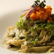生うにの独特な甘さと海苔の芳醇な香りが食欲をそそる濃厚なクリームを使用。当店特製の生フィットチーネにソースをたっぷり絡めてお召し上がりください。