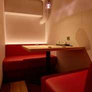 ゆったり寛げるソファーで素敵な時間を過ごせます。魚、お酒と共にお過ごしください。