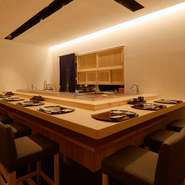 当店は1F2Fで構成されております。 1Fはカウンターのお席となっております。 壁、床、エアコンにいたっては全て抗菌加工が施されており換気も通常の2倍になっており約6分程で全ての空気が入れ替わります