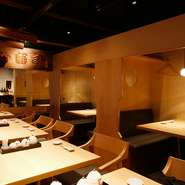 2F席はテーブルが最大11名様ご用意可能です。 可動式なので2～11名様お座りになれます。 ボックス席は最大4名様お座りになれます。 お客様同士、隣になられましてもカーテンが付属しておりますのでご安心下さい。