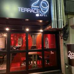 光るネオンライトが目印です。