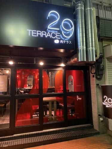 光るネオンライトが目印です。