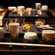 5種類の日本酒に合わせた、四季折々の『酒の肴』を監修するのは日本を代表するトップシェフたち。シェフは数ヶ月ごとに変わり、お酒へのアプローチがそれぞれ異なるため、贅沢な競演が繰り広げられます。