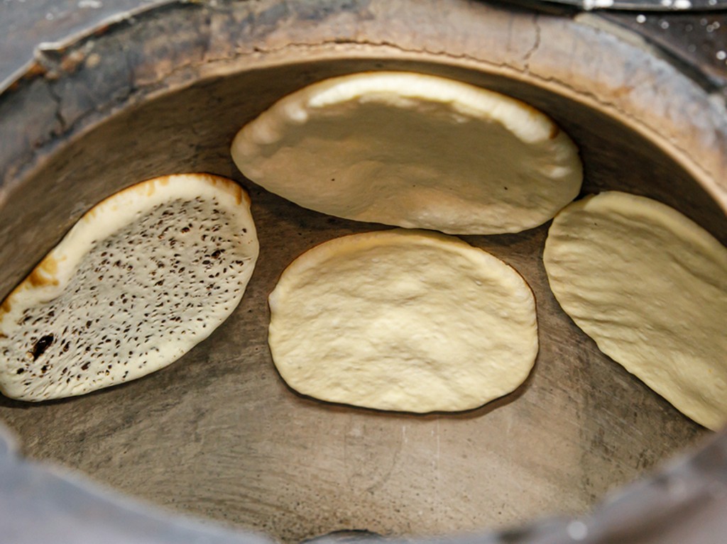 特注のタンドリーで瞬間的に焼き上げ外はカリッと内はもっちり