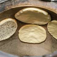 こだわりのチーズを加えたチーズナン、世界4大チーズのひとつゴーダやチェダーなどワンランク上のチーズを加えたプレミアムチーズナン、キッズも大好きハニーナン、チョコナンとさまざまなナンを取り揃えています！