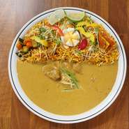 タンドリーチキンをトマトバターソースで味付けしたカレー。
