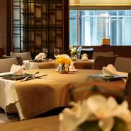 両家の食事会や顔合わせの場としても使いやすい個室もございます。宮廷料理の流れを汲む本格北京料理と、スタッフによる丁寧なおもてなしで、宴は滞りなく進むことでしょう。