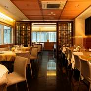 大人の雰囲気漂う店内はゆっくり過ごせる空間。お料理やお酒と共に雰囲気もお楽しみいただけます。