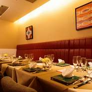 大人数でも十分な距離が保てる広々とした店内は、様々なシーンでお使いいただけます。ゆったりとしたひと時をお過ごしください。