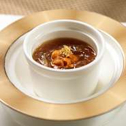 ■気仙沼産フカヒレの姿煮込み 7,500円
■上海蟹の卵入り 気仙沼産フカヒレの姿煮込み 7,900円
■気仙沼産フカヒレ姿煮込み、鮑、ナマコの煮込み 7,500円
■極上フカヒレのスープ（1カップ）1,900円