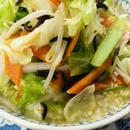 野菜をふんだんに使った人気のタンメン。
コクのある白湯と平打ち太麺がよく合い、ボリュームのある一皿です。