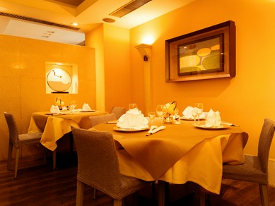 喧騒の街・銀座にいることを忘れさせる重厚でシックな大人空間