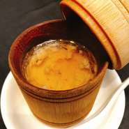 フランス産のハト肉と豚ひき肉、干し貝柱等を練り、湖南特産の竹筒に入れて蒸したスープです。