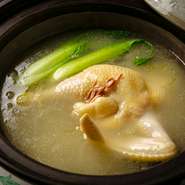 秋田県産比内地鶏のフカヒレ入り雪園特製スープ