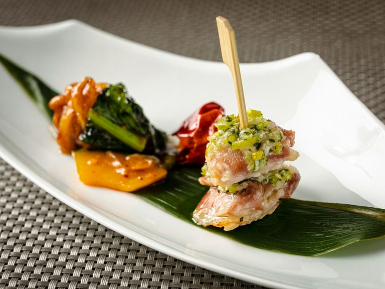 比内地鶏二味料理＜比内地鶏の唐辛子炒めとネギソース焼き＞