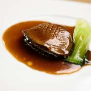 タカシマヤの最上階、窓際の席からは新宿ビル群の夜景が楽しめます。アラカルトのほか、人気料理をすべて盛り込んだコースや看板商品フカヒレ&アワビのアレンジ料理にも力を入れており、若いお客様にも好評です。