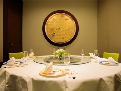 明るくモダンな雰囲気と開放感が魅力のホールと完全個室