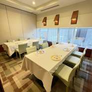 アクセス良好な新宿高島屋の最上階にある当店では、新宿の夜景をお楽しみいただけます。晴れの日にはビルの間に富士山が見えることも。遠方からのお客様のおもてなし、ご接待、記念日、お顔合わせにも最適です。