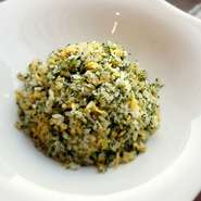 アラカルトメニューの中からお選びいただけます。また予約制の「フカヒレ姿煮入り特選弁当」や、真空パック「フカヒレ姿煮」 「活アワビの煮込み」はご家庭の食卓の一品として、お土産や贈り物にも喜ばれています。