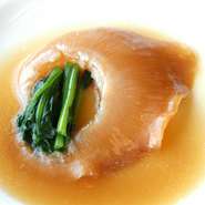肉厚な尾びれはしっかりとした繊維の質が特徴。丸2日かけて丁寧に戻し、濃厚スープをじっくり吸わせたフカヒレは、芳醇な旨みと歯ごたえを味わえるとあって、この味を求めて通われる常連のお客様も多い逸品です。