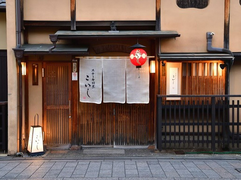 京情緒満点の祇園花見小路の佇まい