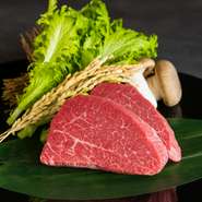 美しい霜降り肉は旨みもたっぷり。国産黒毛和種の最高峰と言われ、A5に指定される仙台牛は、宮城県の最高級ブランド牛です。文字通り「口の中でとろける」味をぜひ堪能あれ。